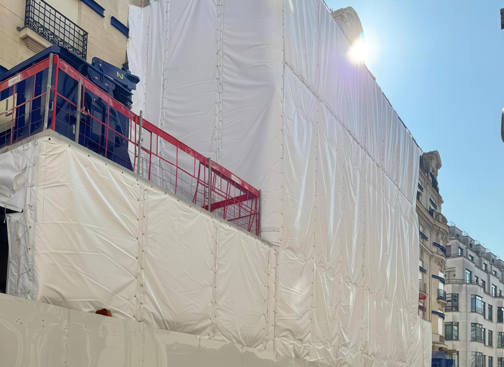 Rénovation façade haussmannienne par les cordistes de La Cordée Française.