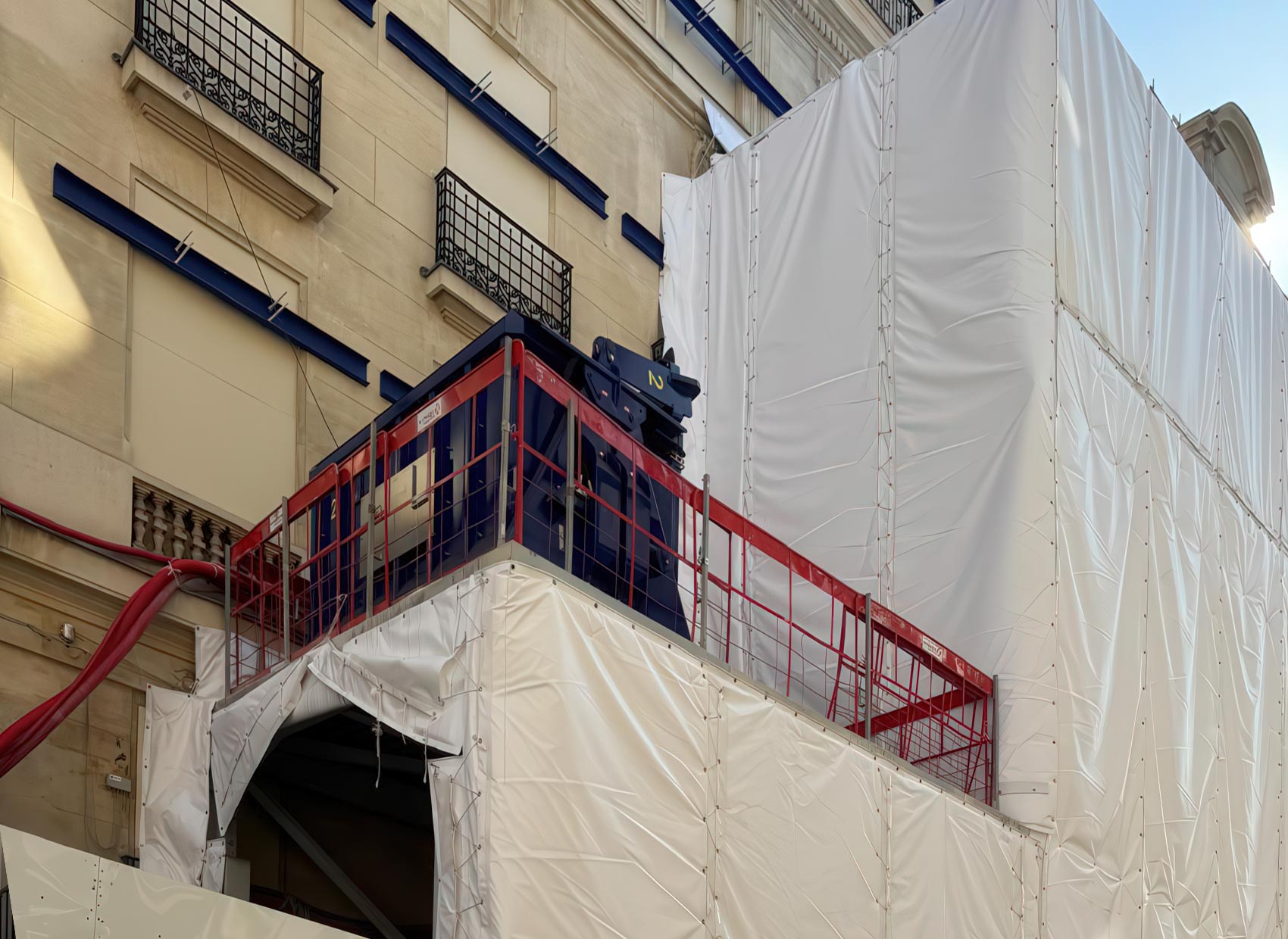 Rénovation façade haussmannienne par les cordistes de La Cordée Française.