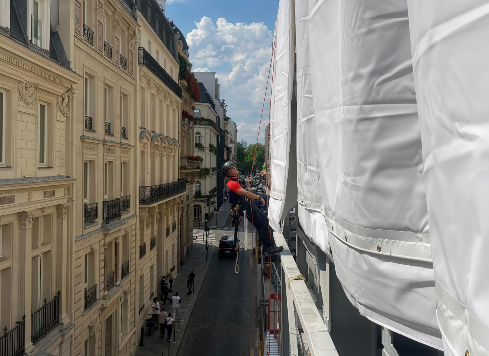 Rénovation façade haussmannienne par les cordistes de La Cordée Française.
