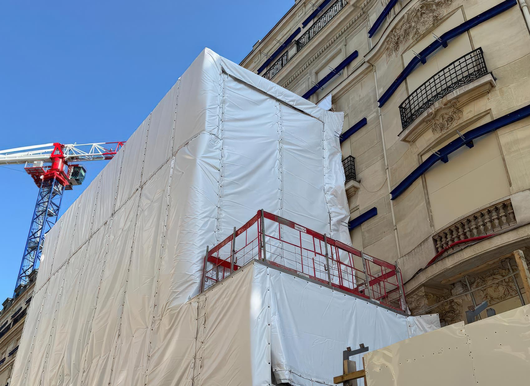 Rénovation façade haussmannienne par les cordistes de La Cordée Française.
